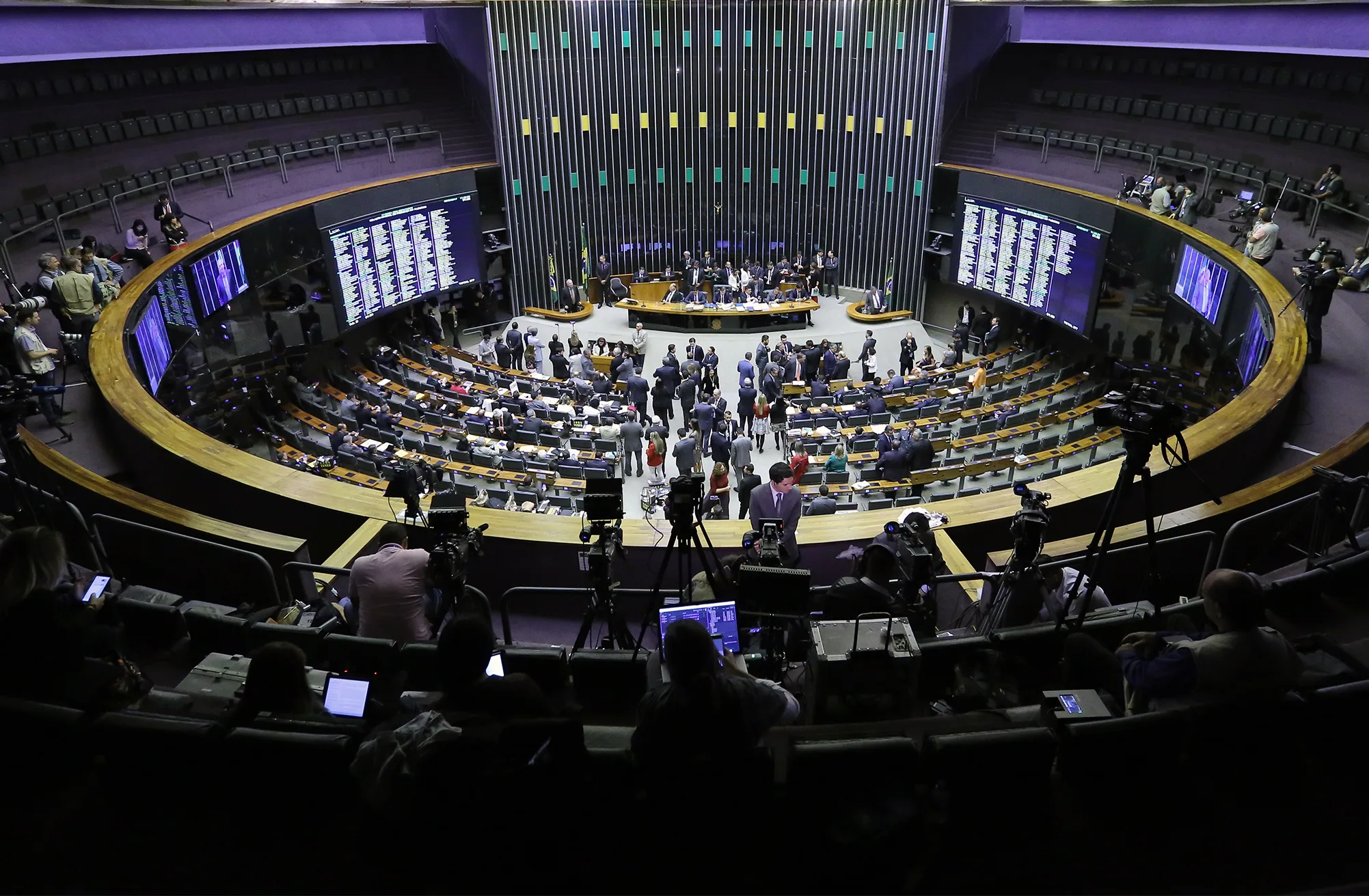 Plenário da Câmara volta a discutir reforma política nesta terça