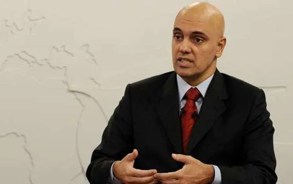 Alexandre de Moraes devolve pedido de vista sobre foro privilegiado