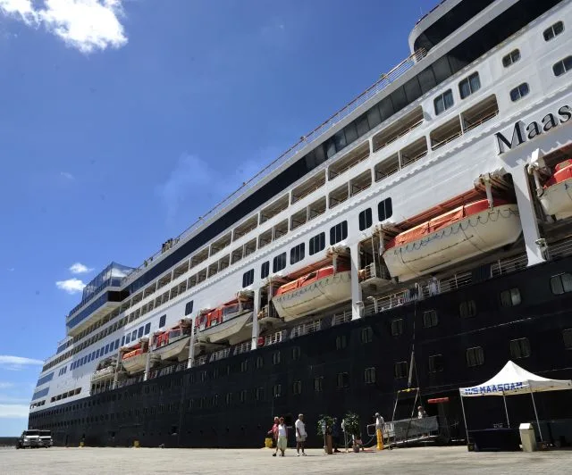 Transatlântico Maasdam aporta em Vitória