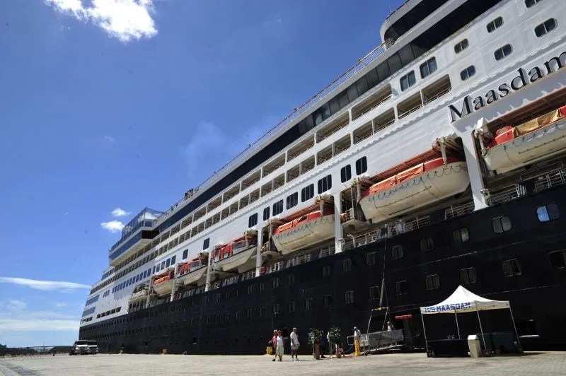 Transatlântico Maasdam aporta em Vitória