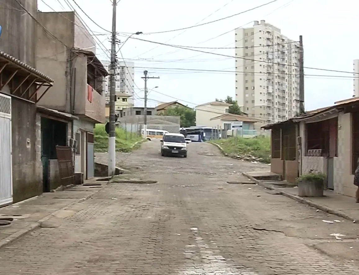 Três pessoas ficam baleadas após homem efetuar mais de 30 disparos no meio da rua em Vila Velha