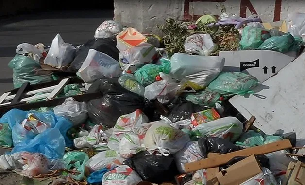 Greve dos garis entra no 5º dia e lixo fica acumulado em Vila Velha