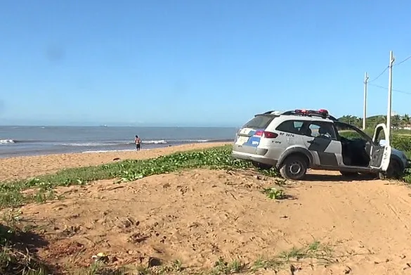 Homem é encontrado morto e sem roupas em praia da Serra