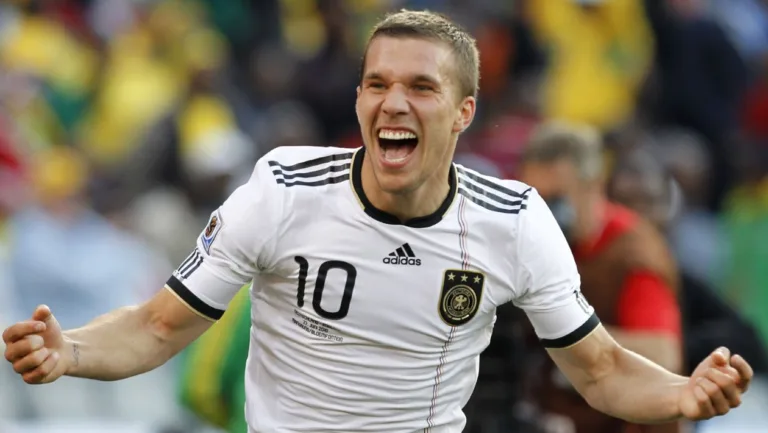 Podolski é anunciado como reforço do Vissel Kobe e será treinado por Nelsinho