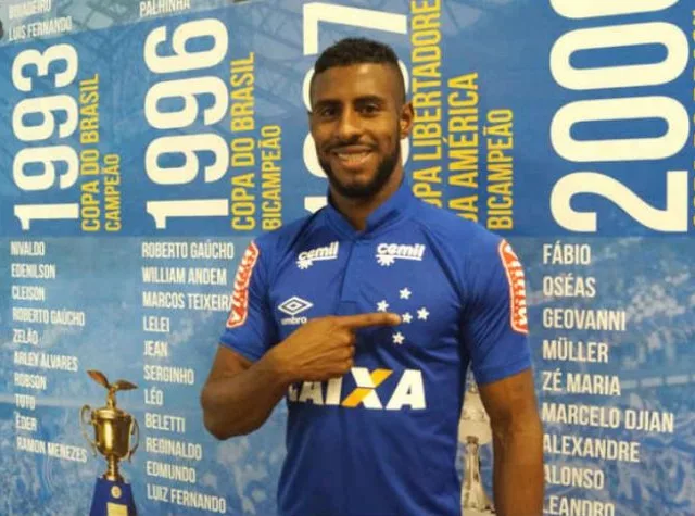 Cruzeiro confirma contratação do lateral-direito John Lennon