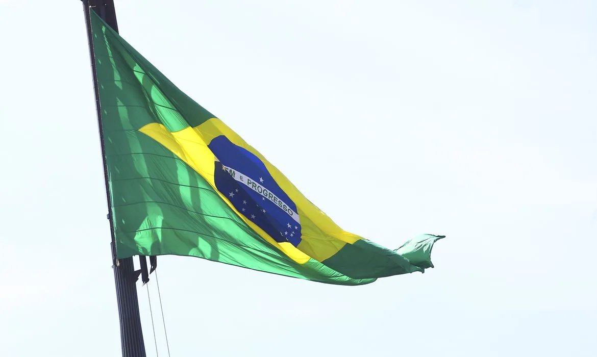 Todo primeiro domingo do mês, ocorre a cerimônia de Troca da Bandeira Nacional na Praça dos Três Poderes