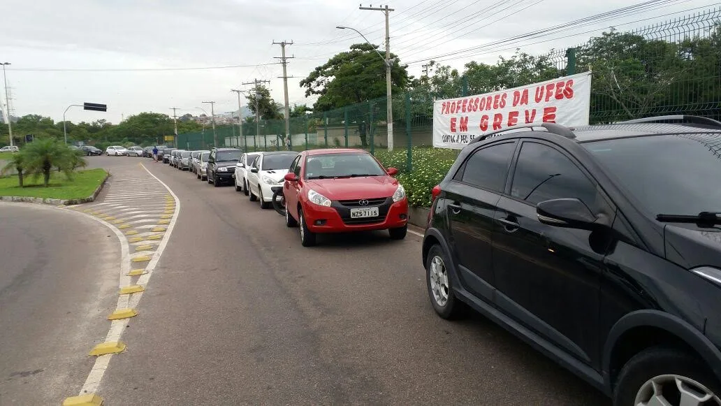 Manifestantes protestam e fecham entrada da Ufes em Vitória