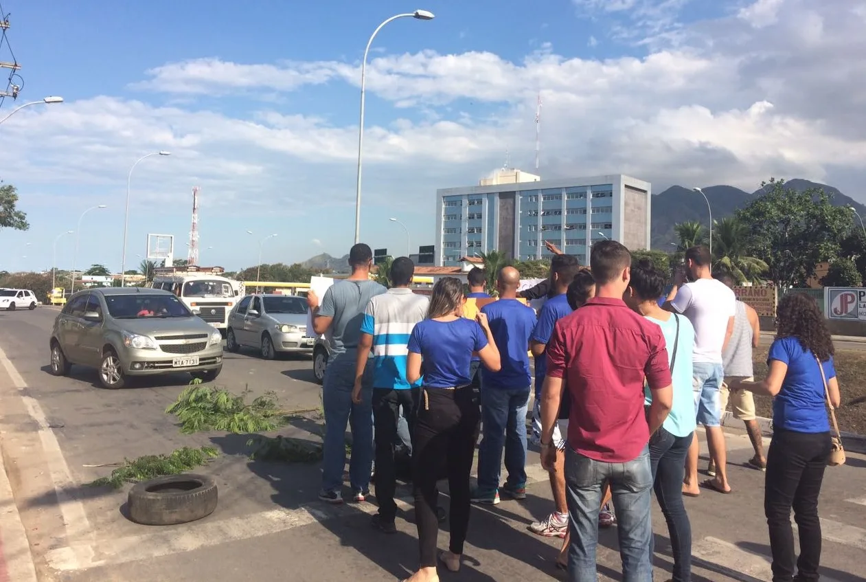 Manifestantes interditam BR-101 durante protesto na Prefeitura da Serra