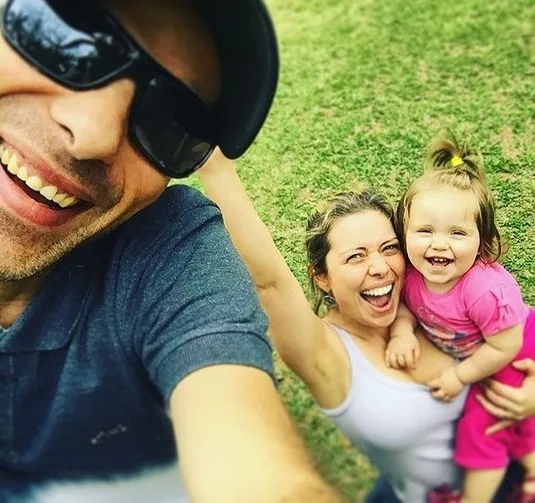 Com um aninho, Laura, filha de Rafael Ilha, tem o melhor sorriso das redes sociais