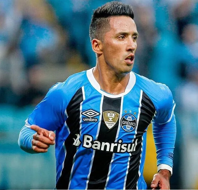 Lucas Barrios treina e deve reforçar o Grêmio em decisão contra o Godoy Cruz