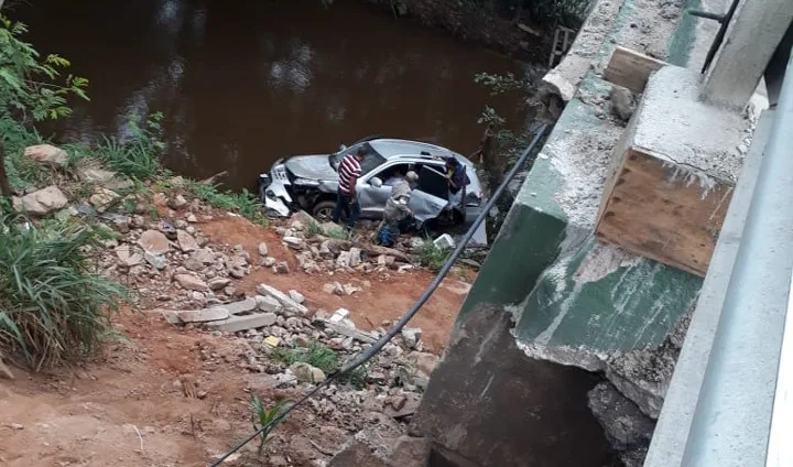 Motorista perde controle da direção e carro cai de ponte em Viana