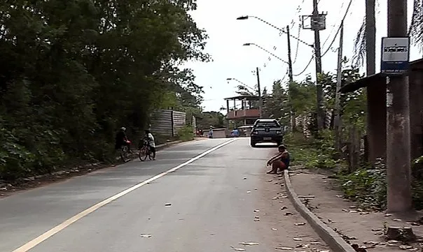 Jovem tem roupa retirada após ser assassinado no bairro Caçaroca em Cariacica