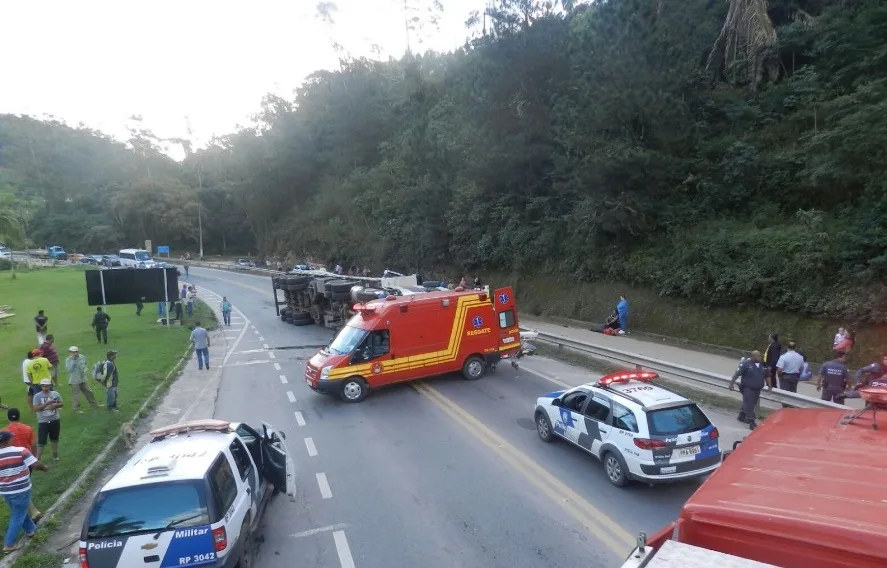 Caminhão carregado de ração tomba em cima de dois carros e deixa feridos em Marechal Floriano