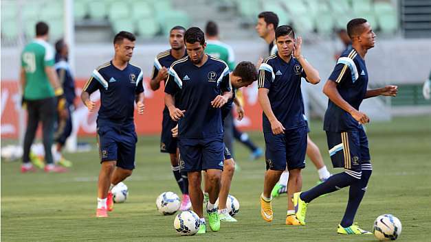 Após escalar 50 jogadores, Palmeiras busca enxugar o elenco