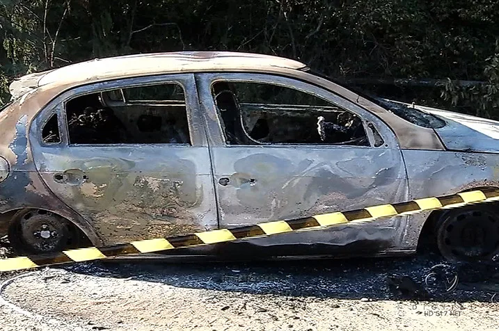 Corpo é encontrado carbonizado dentro de carro na Serra