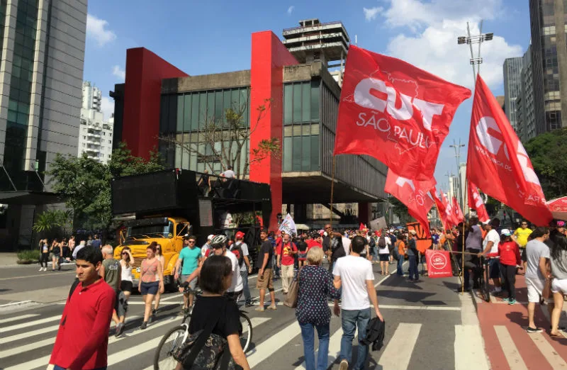 Protesto contra Temer termina no Monumento às Bandeiras, sem grandes incidentes