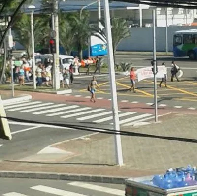 Após quase três horas, manifestantes encerram protesto na Serra