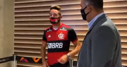 Mauricio Isla chega ao Rio e é recebido pela torcida do Flamengo