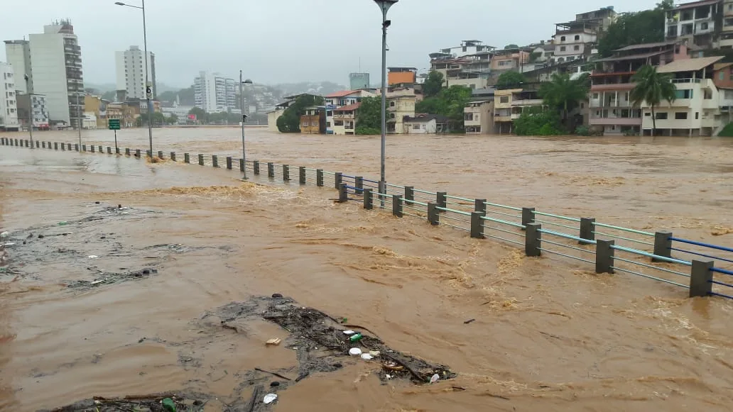 Cachoeiro tem vários pontos de alagamentos e pontes interditadas em razão da chuva