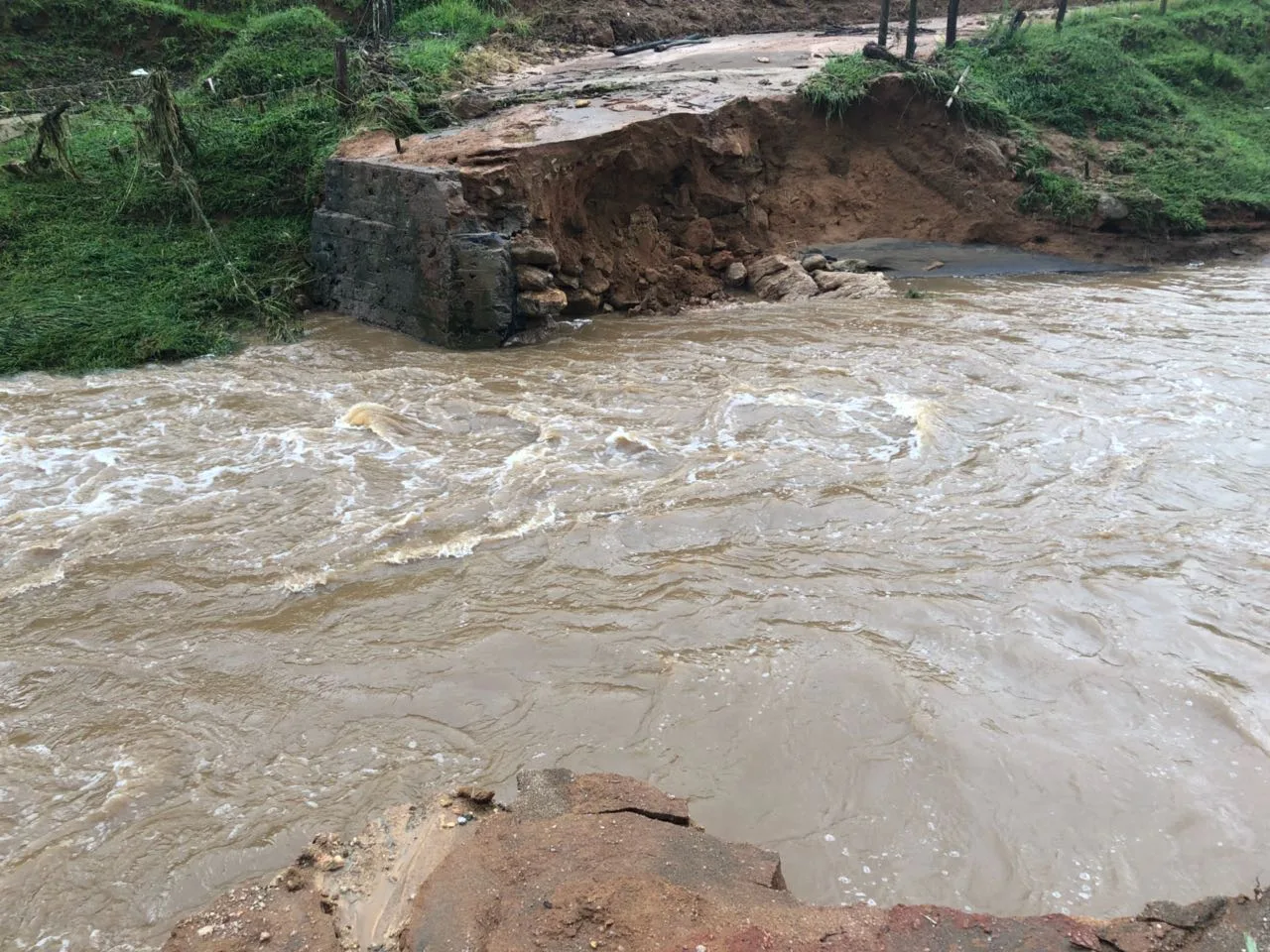 Ponte que caiu em Anchieta durante chuva será reconstruída, diz secretário da Agricultura