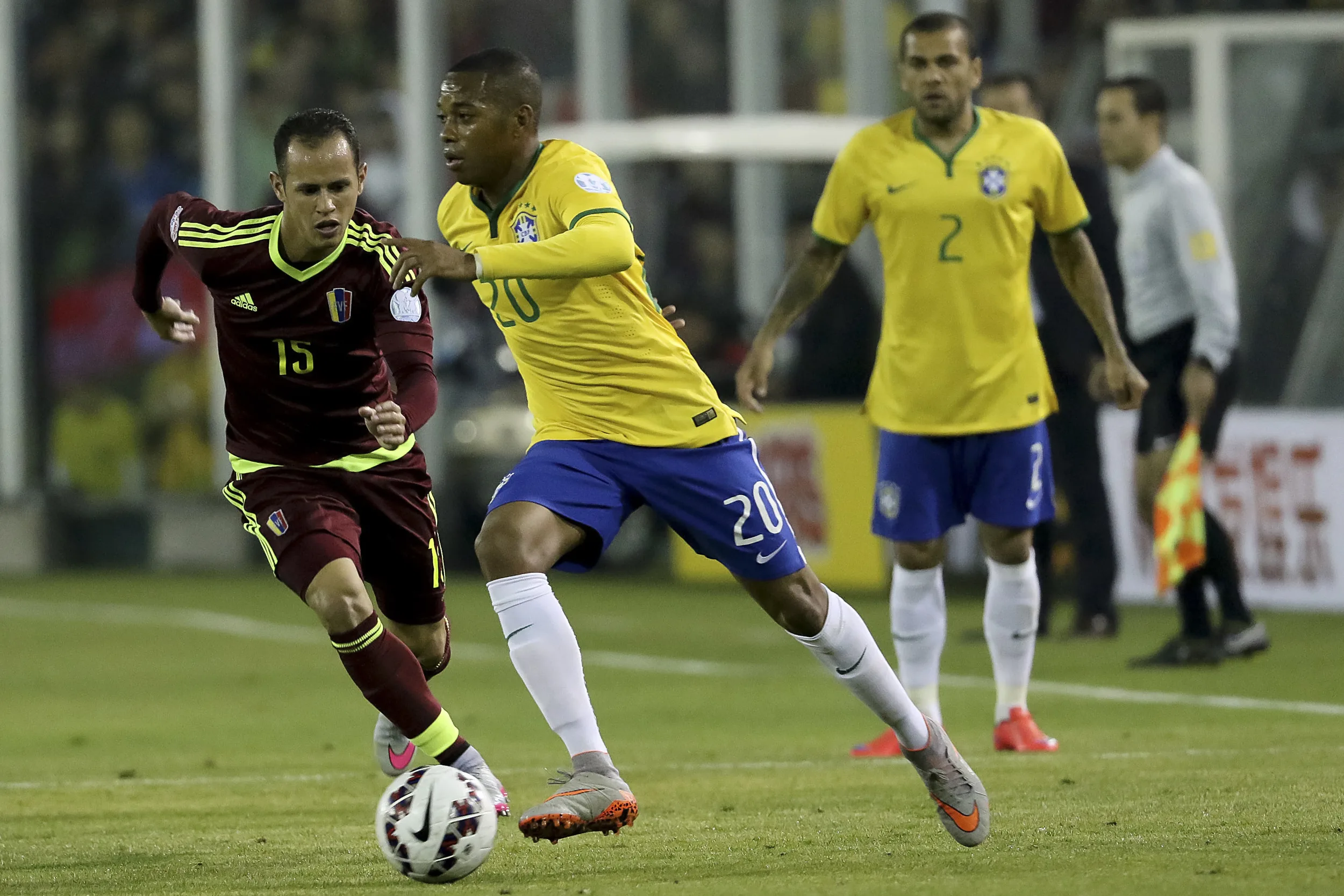 CHL – COPA AMÉRICA/BRASIL X VENEZUELA – ESPORTES – Robinho, do Brasil, em partida contra a Venezuela, válida pela terceira e última rodada do grupo C da Copa América, no estádio Monumental, em Santiago, no Chile, neste domingo. 21/06/2015 – Foto: RAFAEL MARTINEZ/Agencia Uno/AGIF/ESTADÃO CONTEÚDO