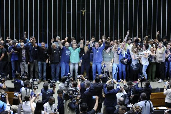 Manifestantes a favor da intervenção militar invadem plenário da Câmara dos Deputados