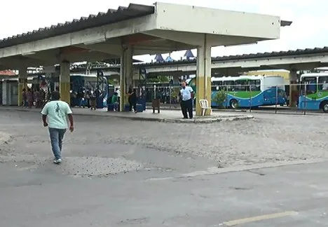 Encapuzados invadem terminal e ônibus ficam sem circular por algumas horas em Vila Velha