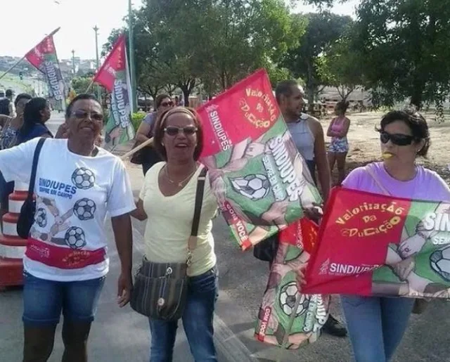 Professores encerram protesto e liberam a BR-101, em São Mateus