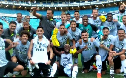 Botafogo vence e assegura vaga na Libertadores em dia de festa na Arena Grêmio