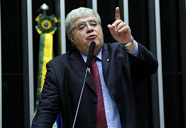 É 'surreal' que um candidato condenado lidere as pesquisas, diz Marun