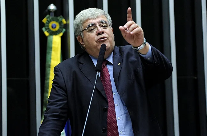 É 'surreal' que um candidato condenado lidere as pesquisas, diz Marun