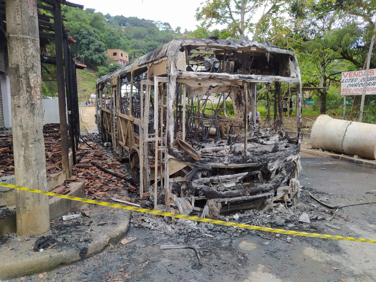 VÍDEO | Criminoso armado coloca fogo em ônibus em bairro de Viana