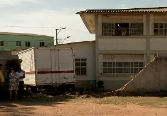 Caminhão desgovernado desce ladeira e invade escola na Serra