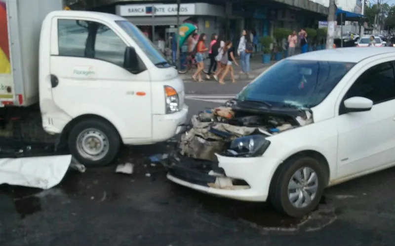 Suspeito de roubar carro provoca acidente durante tentativa de fuga em Vitória