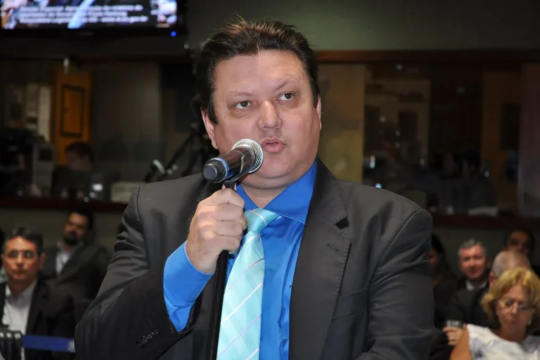 Depois de Juninho, agora é Rodney o alvo de Euclério Sampaio