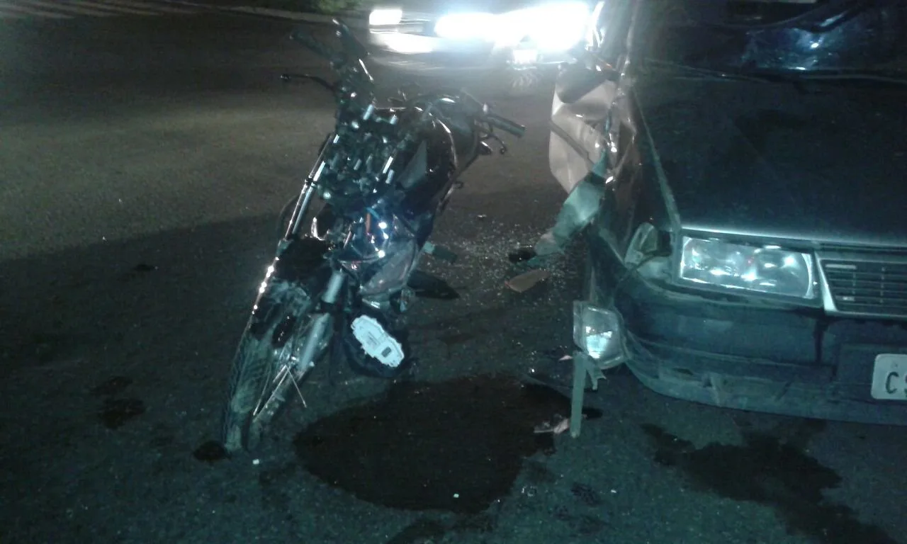 Dois feridos em acidente com moto e carro em avenida de Vila Velha