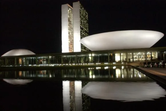 Após denúncias, oito pedidos de impeachment são apresentados no Congresso