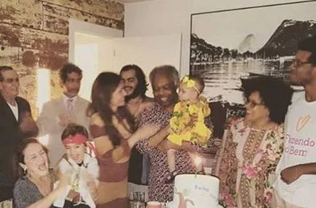 Após receber alta, Gilberto Gil comemora aniversário em família