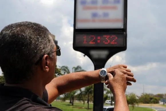 Preparem os relógios: Horário de verão começa no próximo domingo em todo o País