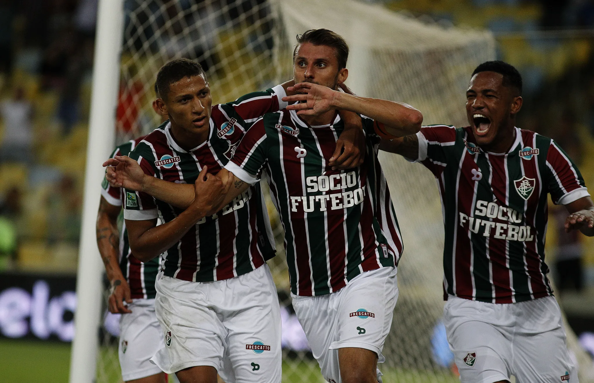 Fluminense faz três no Goiás no Maracanã e se classifica na Copa do Brasil