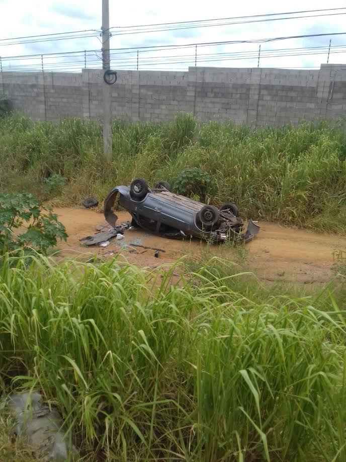 Carro fica destruído após capotamento na BR-101 na Serra