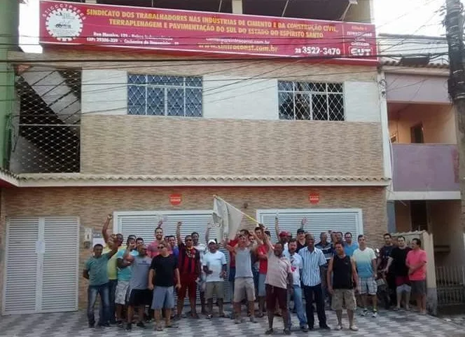 Funcionários da fábrica de cimento protestam em frente ao sindicato em Cachoeiro