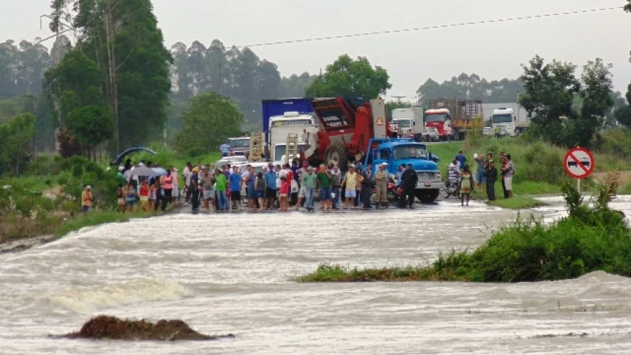 BR fechada, pontes e estradas destruídas e bairros alagados devido a chuva em Aracruz