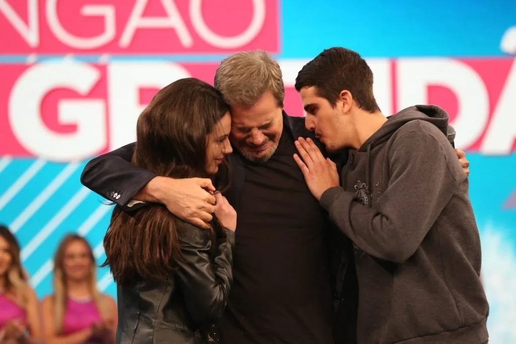 Edson Celulari cai no choro ao receber filhos, Enzo e Sophia, no palco do Domingão do Faustão