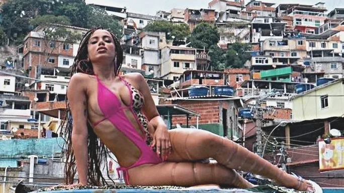 Mesmo após acusações de assédio a Terry Richardson, Anitta decide lançar clipe de Vai, Malandra