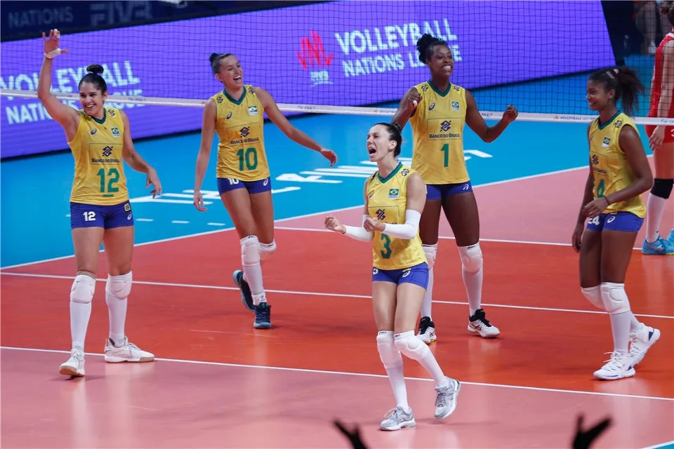 Seleção de vôlei leva susto, mas bate Azerbaijão e fica perto de Tóquio