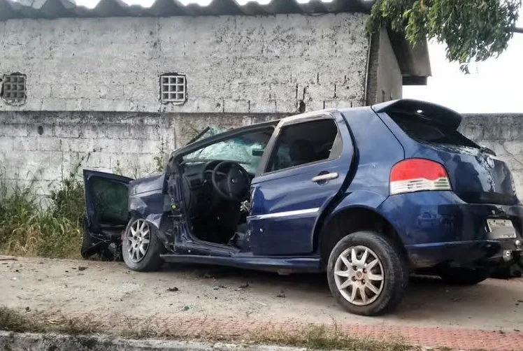 Jovem fica ferido em acidente entre carro e Transcol em Vila Velha