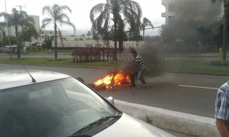 Manifestantes colocam fogo em objetos e interditam BR-101 na Serra