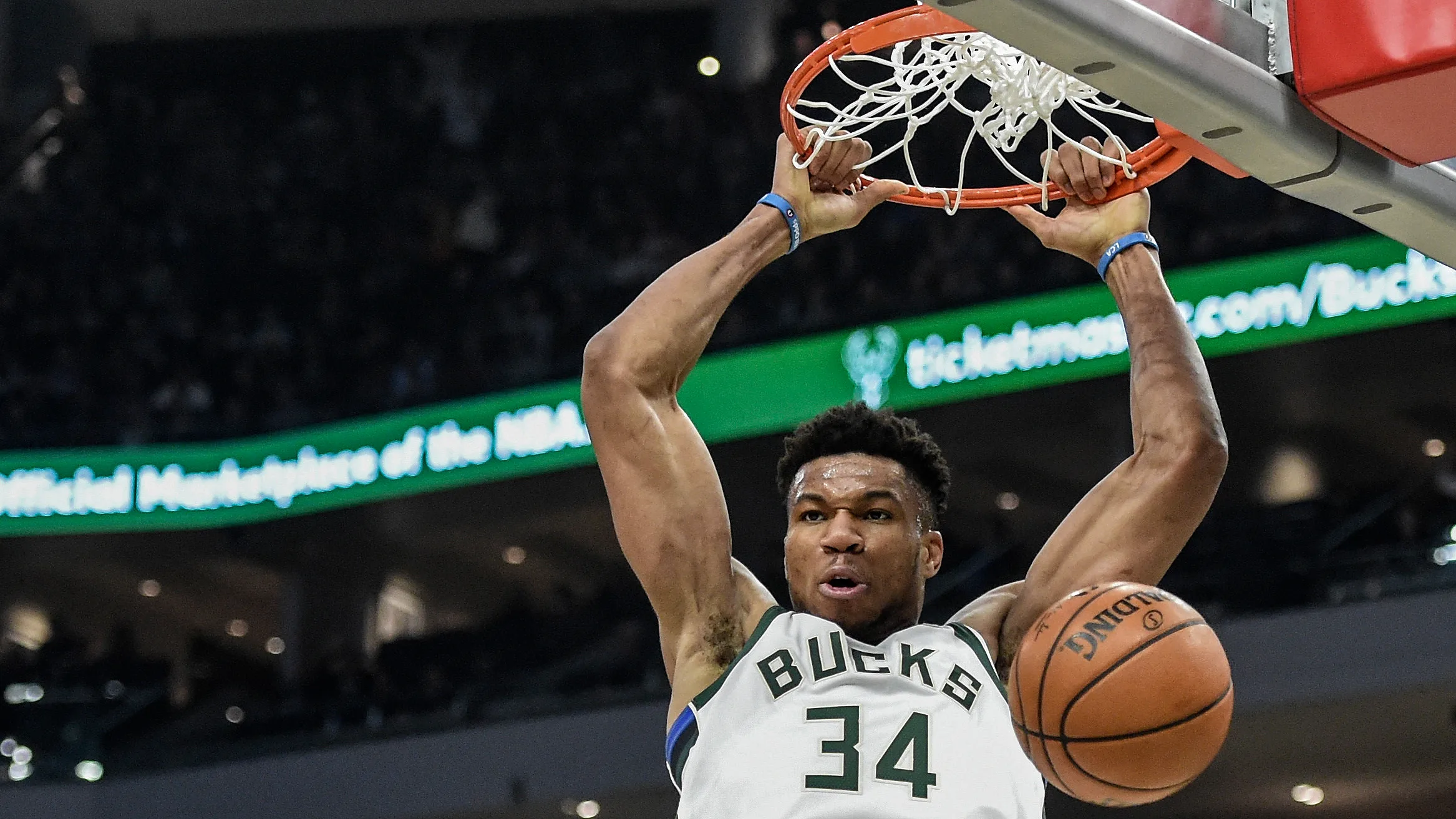 Bucks batem Kings com 'double-double' de Giannis em noite briga em Sacramento