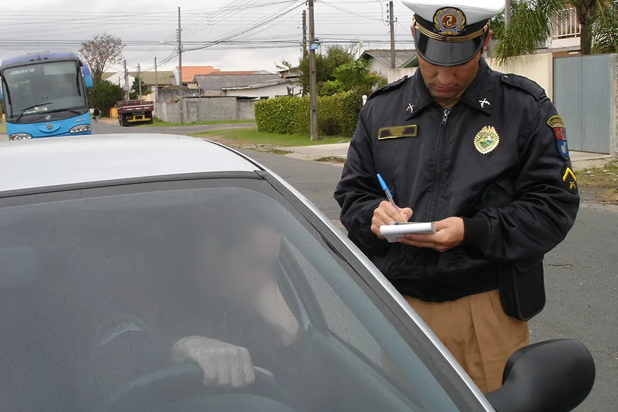 Multa de R$ 6 mil: lei de trânsito em vigor crava pior infração a motoristas e CNH suspensa na hora